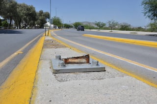 Daños. Bulevar Río Nazas (en la imagen) y autopista a San Pedro son algunas de las vías donde  más se registran daños a arbotantes, semáforos y estructura de los puentes por accidentes. (FERNANDO COMPEÁN) 