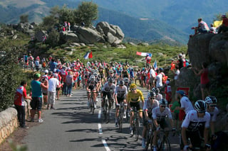 El pelotón del Tour de Francia, con Geraint Thomas llevando la casaca amarilla de líder general, durante el ascenso hacia Mende en la 14ta etapa. Fraile gana 14ta etapa del Tour