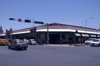 Detenido. Agentes de la Policía de Torreón detuvieron a un presunto ladrón en una de las esquinas del Mercado Juárez.