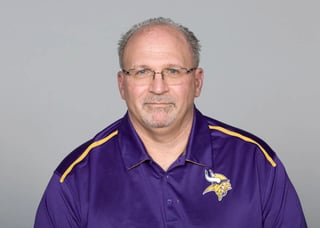 Tony Sparano, entrenador de la línea ofensiva de los Vikings. (AP)