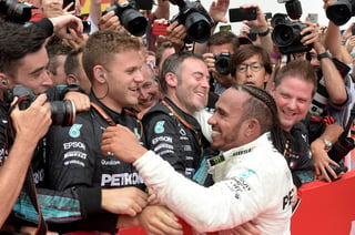 Lewis Hamilton celebra su triunfo en el GP de Alemania. (AP)