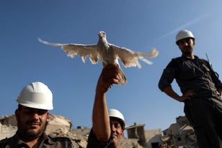 Labor. Los ‘cascos blancos’ son miembros de la Defensa Civil siria y realizan labores de rescate. (EFE)