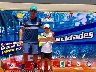 En la categoría de 10 años varonil, Luis Flores Ávila, se quedó con el subcampeonato en la modalidad de singles. (EL SIGLO DE TORREÓN)