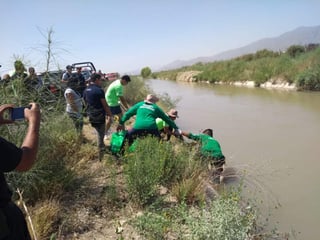 Fue hasta las 11:20 horas del lunes que los buzos lograron ubicar y rescatar el cuerpo así como la motocicleta entre los poblados Noé y La Torreña. (EL SIGLO DE TORREÓN)

