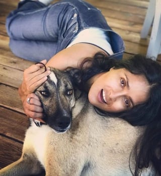 En su última fotografía Salma Hayek aparece con otro perro al que llama Ocho. '¡El lugar favorito de Ocho!', escribió. (ESPECIAL)