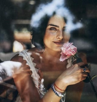'Me ponen feliz los días con ustedes', escribió la actriz de 'A La Mala' en un retrato en Tepoztlán donde luce sin sostén y sus pechos son cubiertos solo con un chaleco. (ESPECIAL)