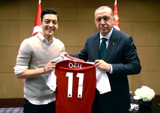 Mezul Ozil (izq) con el presidente turco Recep Tayyip Erdogan del 13 de mayo del 2018, tomada en Londres. Ozil, quien es de origen turco, renunció a la selección alemana tras sentirse discriminado por las reacciones a esa foto, que incluyeron denuncias de que no es leal a Alemania. (AP)