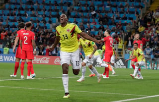 El zaguero de Colombia Yerry Mina festeja tras marcar el gol para el empate 1-1 contra Inglaterra en el tiempo reglamentario del partido por los octavos de final del Mundial en el estadio Spartak de Moscú. El futuro de Yerry Mina está en el aire