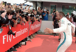 Lewis Hamilton festeja el personal de Mercedes su victoria en el GP Alemán de F1 el domingo pasado en Hockenheimring. Hamilton, que arrancó 14to y se benefició de un error de Sebastian Vettel. (AP)
