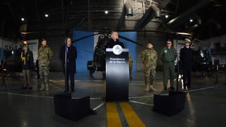El presidente de Argentina, Mauricio Macri, aseguró hoy que el sistema de defensa nacional está 'desactualizado', producto de 'años de desinversión', y anunció un 'proceso de modernización' para que las Fuerzas Armadas sean capaces de enfrentar los 'desafíos del siglo XXI'. (EFE)