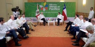 El encuentro entre los jefes de Estado de la Alianza del Pacífico y del Mercosur, los dos bloques más importantes de América Latina, se inició hoy en la XIII Cumbre de la Alianza del Pacífico, que se celebra en el balneario de Puerto Vallarta del Pacífico mexicano. (TWITTER/@A_delPacifico)
