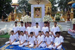 Ceremonia. Once de los 12 niños rescatados y su entrenador serán ordenados como novicios budistas. (EFE)