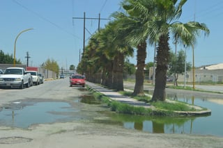 Sin control. Aguas negras en calzada Coahuila brotan sin control. (EL SIGLO DE TORREÓN)