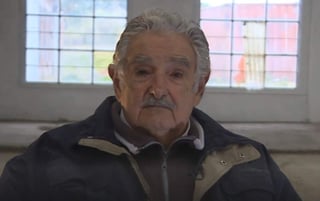 Con poco más de tres minutos de secuencia, Mujica señaló que el país está en 'uno de los trances más peligrosos de su historia' a la par de que encara un 'gigantesco' desafío ante las políticas de Estados Unidos. (ESPECIAL)
