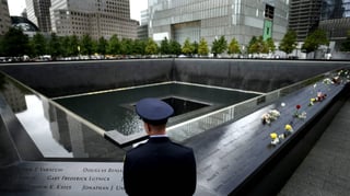 Memorial.  Un bombero observa el nombre de un ser querido en el monumento a las víctimas del 11-S en el Memorial. (EFE)