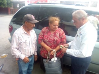 Solidaridad. Familiares de los afectados recibieron el apoyo por parte de los encargados de dependencias municipales. (EL SIGLO DE TORREÓN)
