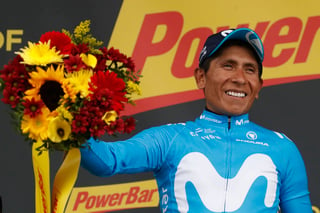 El colombiano Nairo Quintana, ganador de etapa del Tour de France, festeja en el podio al final de la etapa 17 del Tour de France. (AP)