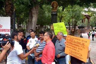 Acuden. Un grupo de extrabajadores municipales se quejaron otra vez contra la presidencia municipal por incumplimiento. (EL SIGLO DE TORREÓN)