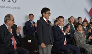 Desempeño. Fernando Daniel y sus demás compañeros, se reunieron ayer con el presidente de México, Enrique Peña Nieto. (FACEBOOK)