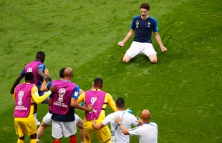 El lateral francés Benjamin Pavard festeja su anotación en la victoria 4-3 ante Argentina en los octavos de final del Mundial. (AP)