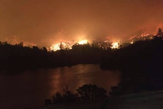 Los más recientes incendios, Cranston y Carr, motivaron la proclama del gobernador, ya que en esas regiones cientos de estructuras permanecen bajo amenaza y se ha tenido que evacuar a los residentes. (AP)