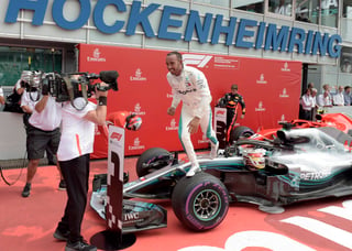 El piloto de Mercedes y vigente campeón le ganó el fin de semana pasado a Sebastián Vettel en el Gran Premio de Alemania, pero solo con un golpe de suerte luego que su principal rival chocara cuando iba adelante. (AP)