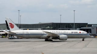 'Air China ha recibido un mensaje terrorista sospechoso. El vuelo CA876 ha regresado a París a salvo, con el avión y sus pasajeros sin daños', publicó la compañía en su perfil de la red social Weibo, el equivalente a Twitter en el país asiático. (ESPECIAL)
