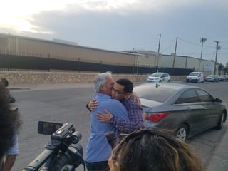 Emilio Gutiérrez Soto y su hijo adulto, Óscar, dijeron que fueron liberados sin fianza de un centro de detención en El Paso Texas, de acuerdo con su abogado Eduardo Beckett. (ESPECIAL)