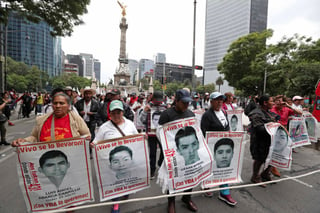 Contingente. Padres y familiares de los 43 marcharon ayer, a 46 meses de la desaparición de los estudiantes. (AGENCIAS)