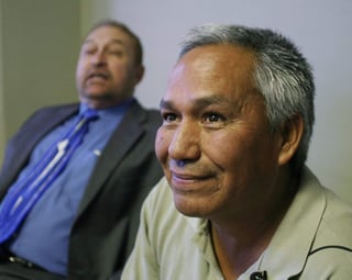 Emilio Gutiérrez Soto (imagen) y su hijo adulto, Óscar, dijeron que fueron liberados sin fianza de un centro de detención en El Paso Texas, de acuerdo con su abogado Eduardo Beckett. (AP)
