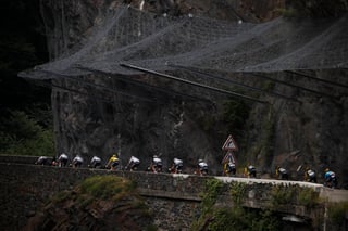 El grupo de líderes, con Geraint Thomas portando la casaca amarilla de líder general, en el descenso del Col du Tourmalet durante la 19na etapa del Tour de Francia. (AP)
