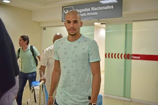 El defensa brasileño Matheus Dória llegó el miércoles por la noche al aeropuerto internacional Francisco Sarabia, para incorporarse a los Guerreros. (ARCHIVO)