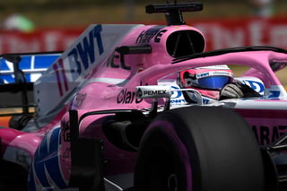 “Checo” junto a su compañero de equipo, el francés Esteban Ocon, no pudieron superar la Q1 por lo que largarán en la parte trasera de la parrilla de salida. (EFE) 

