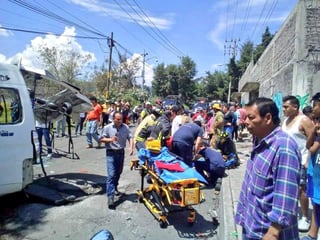El conductor del camión de refrescos que chocó contra una combi fue detenido y trasladado a la Agencia 2 de Xochimilco. (TWITTER)
