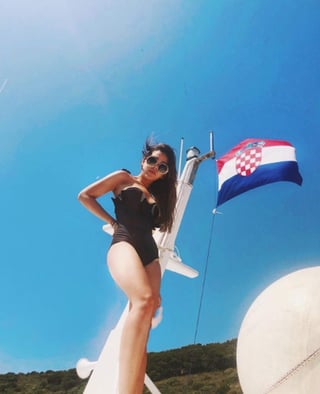 En la imagen se muestra a la actriz de 22 años posando en traje de baño cerca de la bandera de Croacia. (INSTAGRAM)