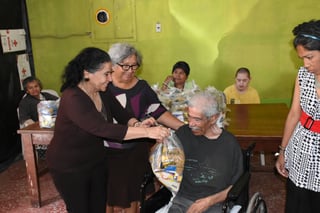 Apoyos. La presidenta del DIF visitó casas para ancianos donde entregó algunos apoyos materiales.