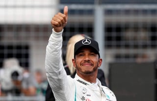 Lewis Hamilton celebra luego de obtener la ‘pole’ en el Gran Premio de Hungría, es la número 77 en su carrera. (AP)
