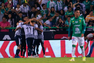 Jugadores del Monterrey en festejo del primer gol de su equipo durante el juego de la Jornada 2 en el Estadio Nou Camp.  (Jam Media)