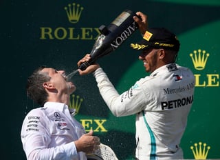 Lewis Hamilton celebra con su ingeniero Riccardo Mosconi. Lewis Hamilton gana GP de Hungría y aumenta ventaja