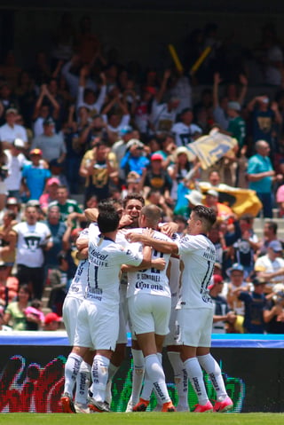 Jugadores del Pumas en festejo después de anotar el primer gol de su equipo durante el juego de la jornada 2. (Jam Media)