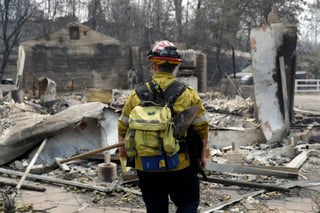 Combate. Unos 3 mil 500 bomberos combaten el incendio llamado ‘Carr’, en el norte del estado de California. (AP)