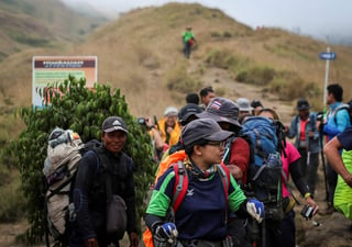 Los equipos de rescate con la ayuda de helicópteros recorren las laderas del monte Rinjani, que está lleno de rutas de senderismo muy populares entre los excursionistas. (EFE) 