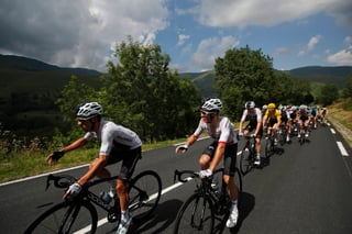 Los ciclistas del Team Sky establecen el ritmo de la carrera para el grupo de líderes durante la 17ma etapa del Tour de Francia. Thomas conserva dominio de Sky
