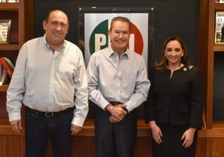 La presidenta nacional del Partido Revolucionario Institucional (PRI), Claudia Ruiz Massieu, designó a Héctor Gutiérrez de la Garza (centro) como nuevo secretario de Organización dentro del instituto político. (TWITTER)