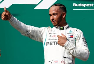 Lewis Hamilton ganó las últimas dos carreras de la Fórmula Uno para volver al primer lugar. (AP)