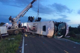 Tragedia. Mueren 10 en choque entre Torton y camión de pasajeros, tres son menores. (EL SIGLO DE TORREÓN)