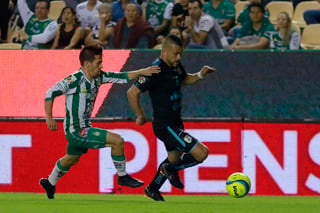 Miguel Samudio y Fernando Navarro disputan un balón en el duelo del Clausura 2018 entre Querétaro y León. (Jam Media)