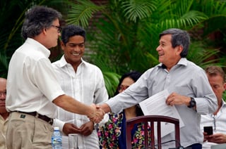 Sin fin. El jefe negociador del gobierno colombiano, Gustavo Bell (Izq.), estrechó la mano del comandante del ELN Israel Ramírez Pineda (Der.), alias Pablo Beltrán, ayer en La Habana. (EFE)
