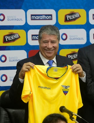 Será la segunda vez que Hernán Darío Gómez dirija a Ecuador, selección a la que llevó a un Mundial por primera vez en 2002. (EFE)