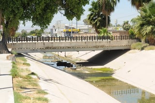 Acciones. El personal de Protección Civil realizó operativos en los canales de Torreón. 
